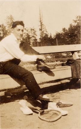 Harry Seidelman tying shoe