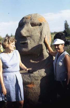 Phyliss Snider and an unknown woman posing beside a statue