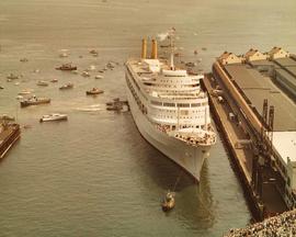 A flotilla of boats and spectators welcome the SS "Canberra"